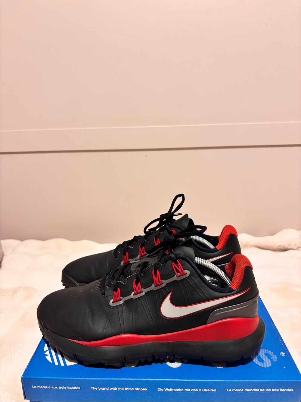 Nike Men’s Black Sneakers with Red Accents